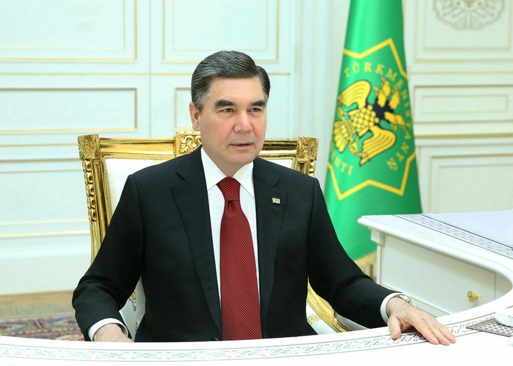 Туркменских госслужащих старше 40 обязали стать седыми, как президент