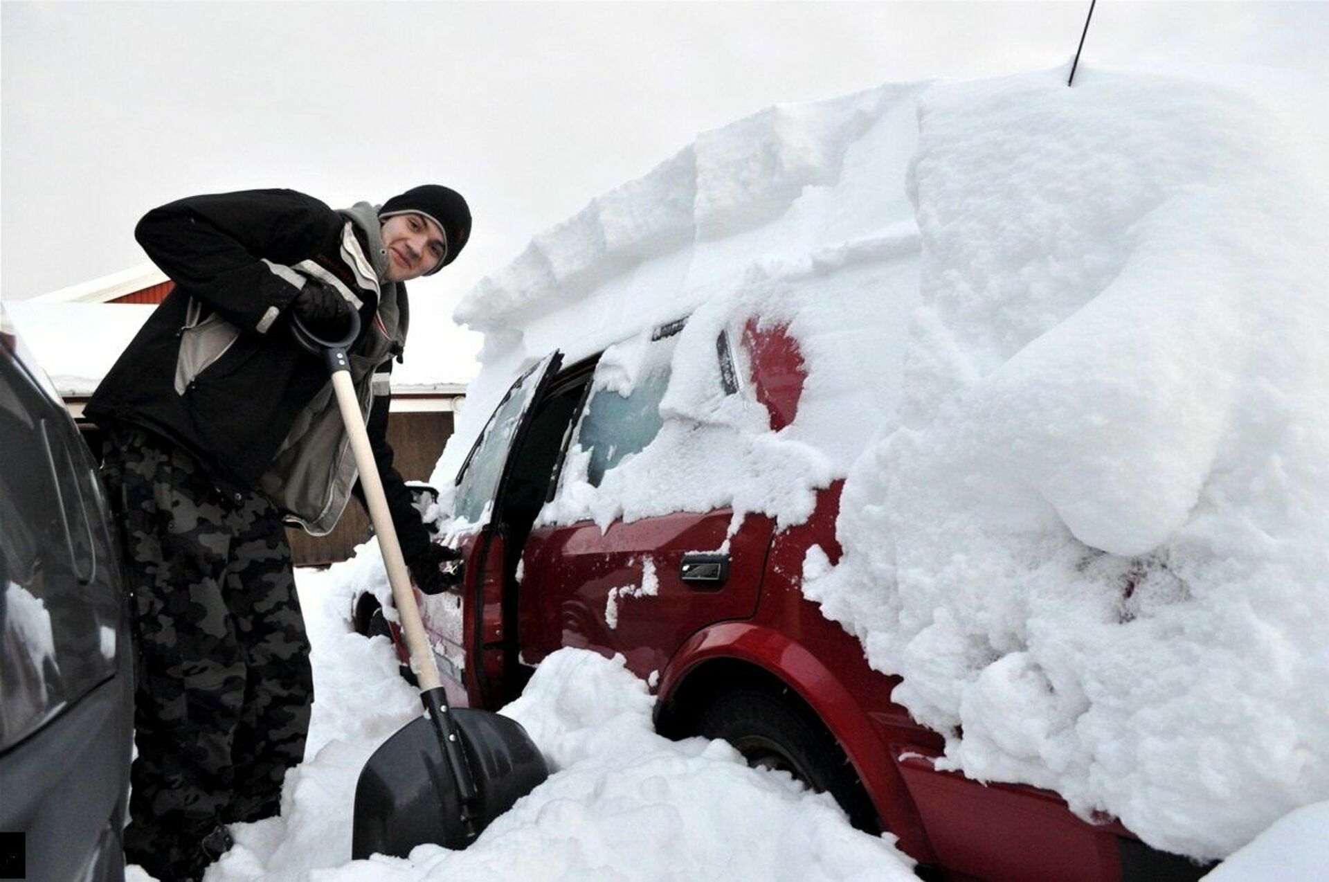 Что делают сильные снегопады. Откопать машину от снега. Машина в сугробе. Откапывает машину от снега. Откапывает машину из снега.