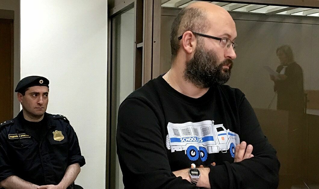 В Москве задержали журналиста Азара и участницу Pussy Riot Алехину