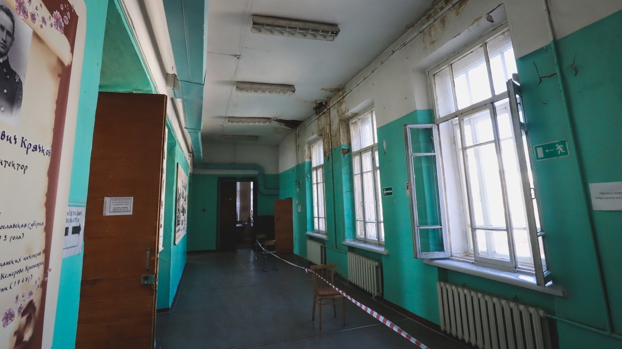В Белгороде решили обклеить окна в школах бронированной пленкой