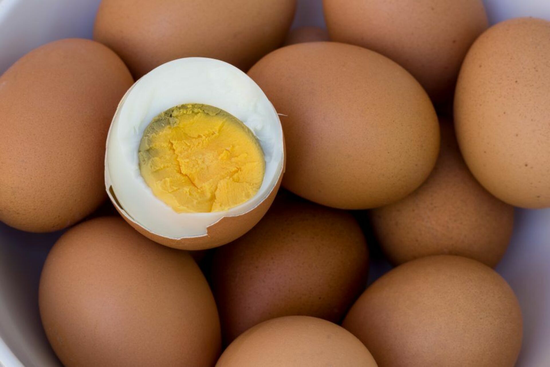 Какие должны быть домашние яйца. Яйцо куриное. Вареные яйца. Яйцо куриное вареное. Яйца куриные отварные.