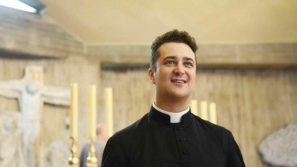 Итальянского священника обвиняют в организации секс-оргий на деньги из пожертвований