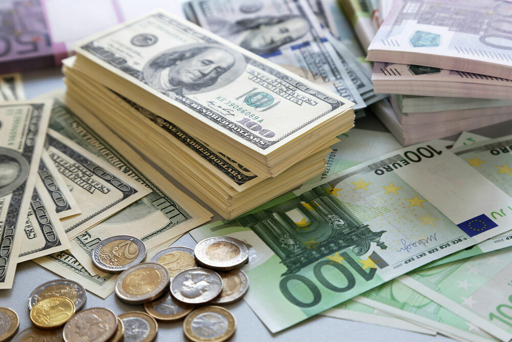 ВТБ: доля иностранной валюты у граждан по итогам 2022 года уменьшится вдвое