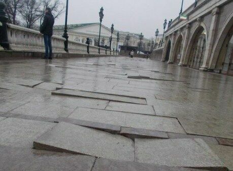 Московские власти пообещали заменить разрушенную плитку в мае