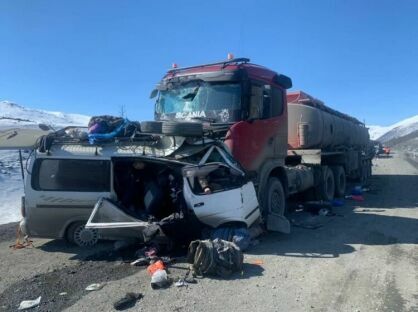 В Якутии при столкновении микроавтобуса с грузовиком погибли четыре человека