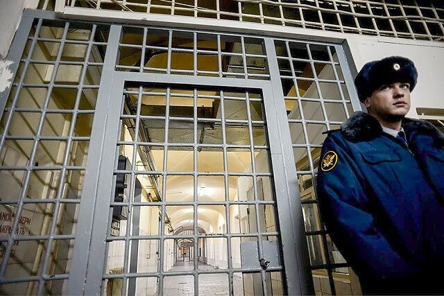 Во Владивостоке заключенному передали пропитанное наркотиками белье