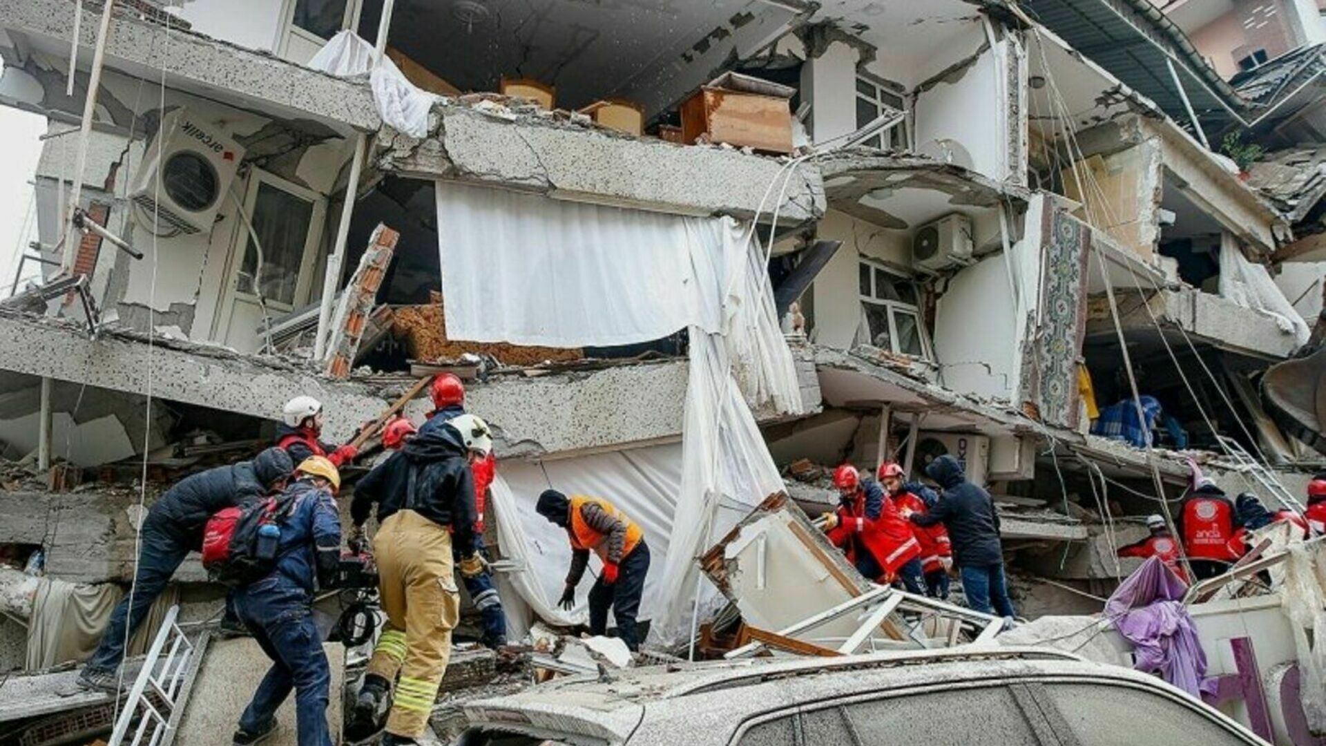 Число жертв землетрясения в Турции и Сирии превысило 7,7 тысячи человек