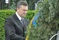 Упавший на Януковича венок продан за 5300 долларов