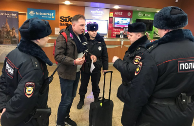 Директора ФБК задержали в Шереметьево