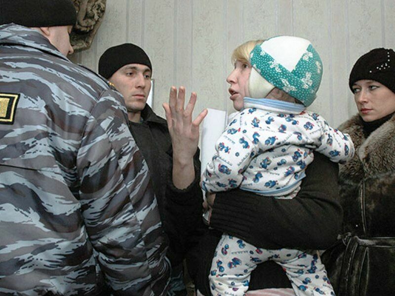 В Карпинске органы опеки забрали из семьи пять детей