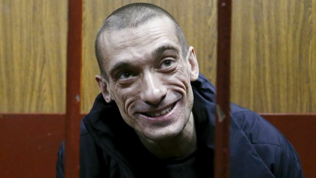 Павленского признали виновным в поджоге Банка Франции, оставив на свободе