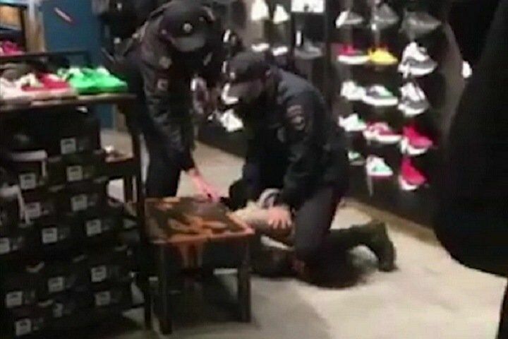 Иркутский полицейский коленом придавил голову подростку