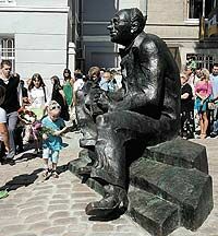 Жванецкий и Познер открыли в Одессе памятник Бабелю