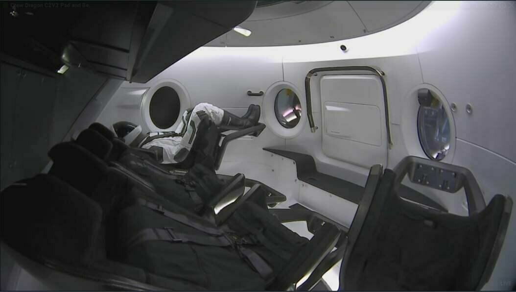 Илон Маск запустил на орбиту космический корабль с манекеном Рипли