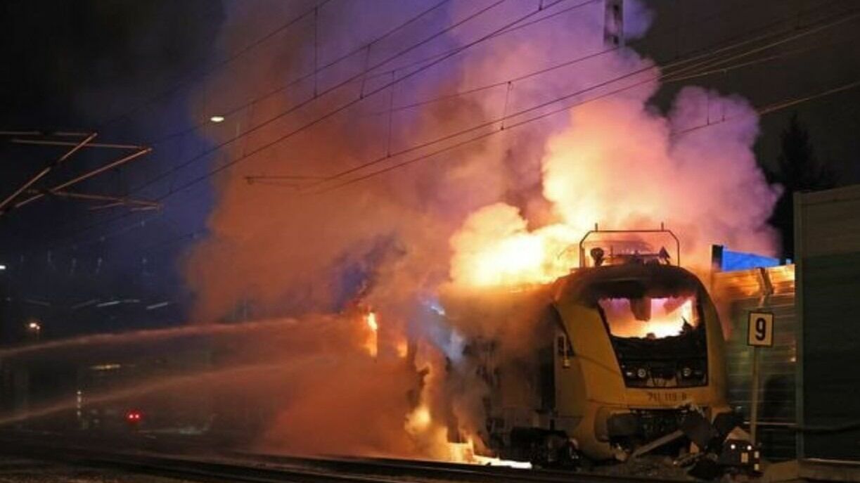 В Германии горящий поезд без машиниста уехал от полиции и спасателей (ВИДЕО)