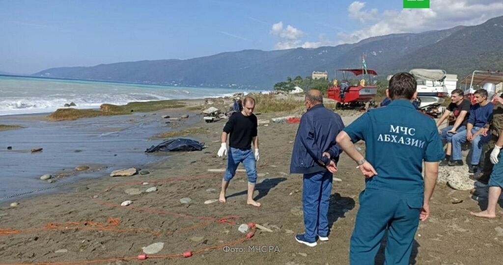 Два российских туриста погибли во время шторма в Абхазии