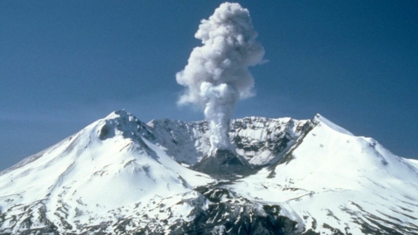 Курильский вулкан Эбеко выбросил пепел на высоту 3 км