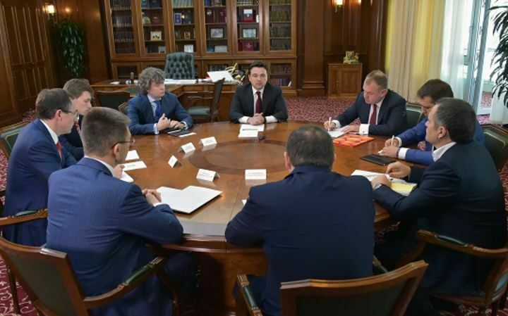 А.Д. Толмазов за одним с толом с Андреем Воробьевым во время встречи губернатора с топ-менеджерами торговых сетей