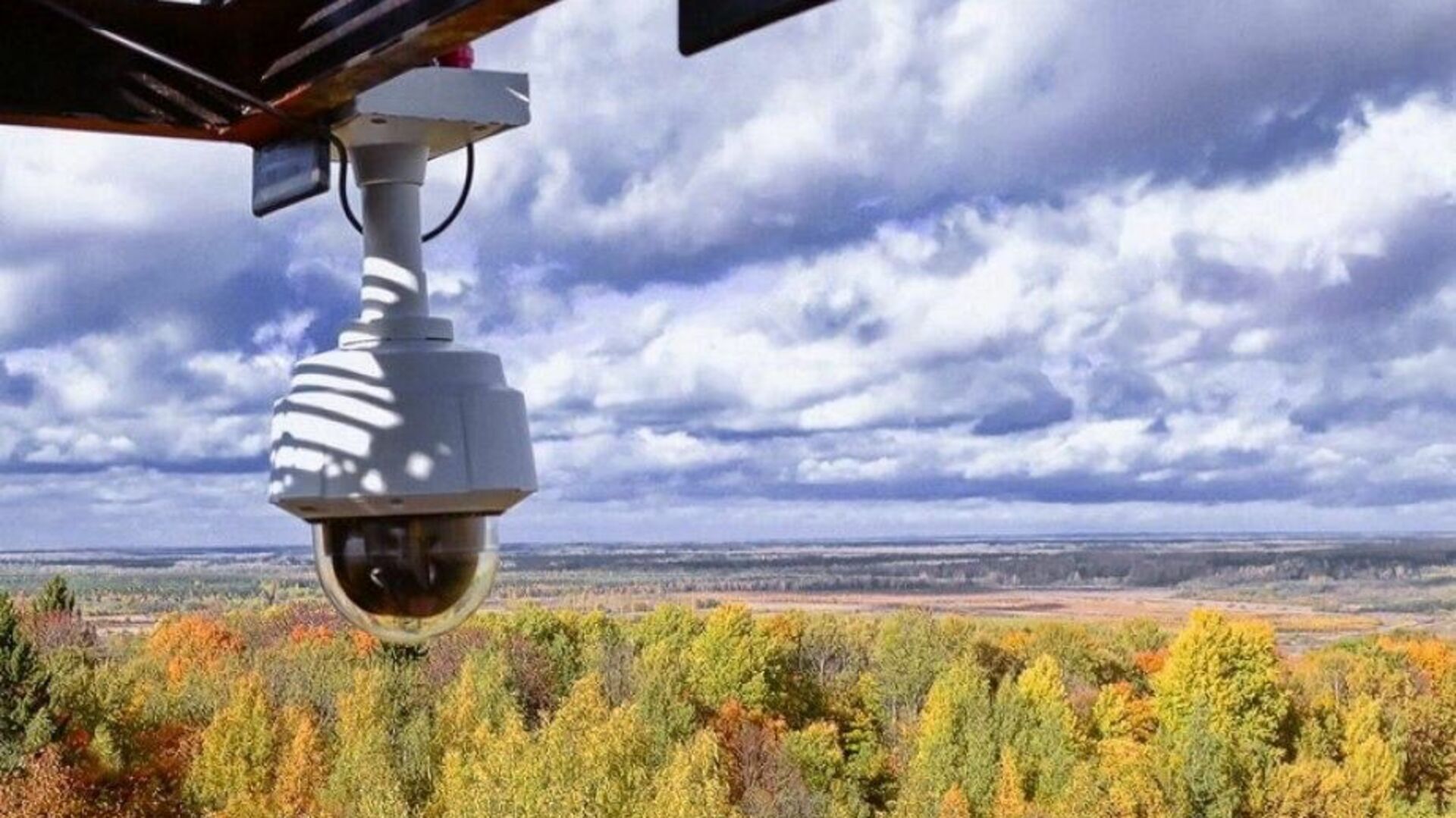 Лесохранитель система дистанционного мониторинга лесных пожаров. Вышка наблюдения. Вышка с камерами. Камера наблюдения в лесу. Смотровая вышка в лесу.