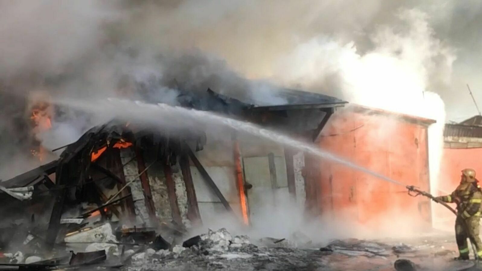 Площадь пожара на складах в Норильске выросла до 4 тысяч кв. метров