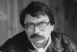 Режиссер и автор популярных песен Александр Косарев скончался в Москве