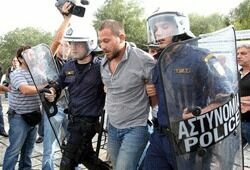 Полиция выгнала из греческого  Акрополя бастующих работников минкультуры (ФОТО)