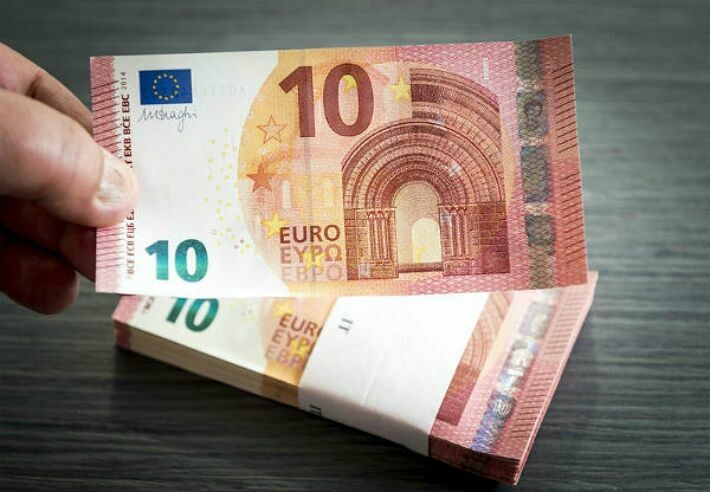 Курс евро впервые поднялся выше 67 рублей, доллар перевалил за 54 рубля