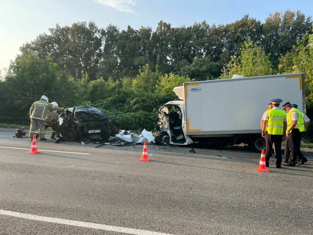 В Краснодарском крае при аварии с грузовиком погибли пять человек