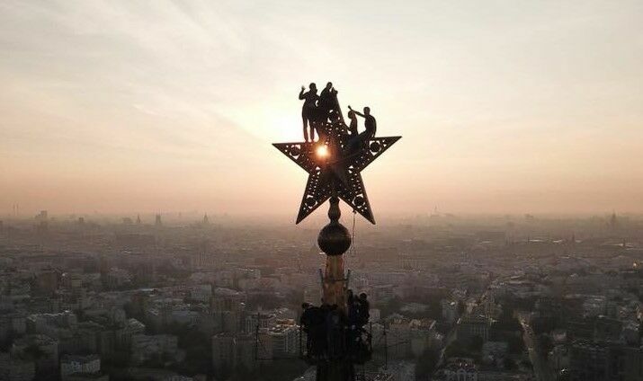 ФотКа дня: руферы забрались на звезду высотки на Кудринской площади