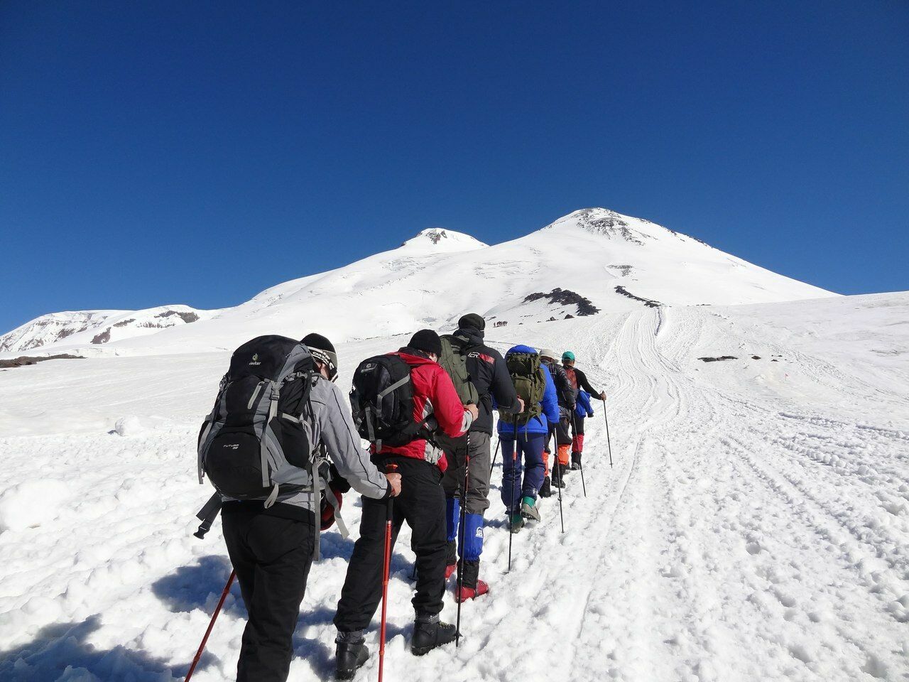 Спасатели просят власти сделать доступной страховку для восхождения на Эльбрус