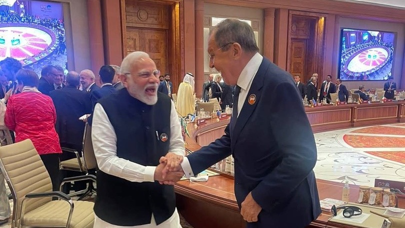 Премьер Индии Моди жмет руку министру Лаврову