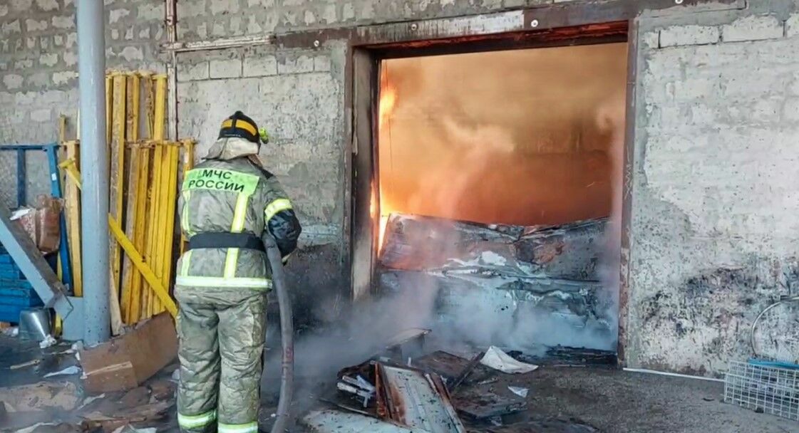 В Волгограде загорелся цех по производству пластиковой тары на площади 1500 кв. м