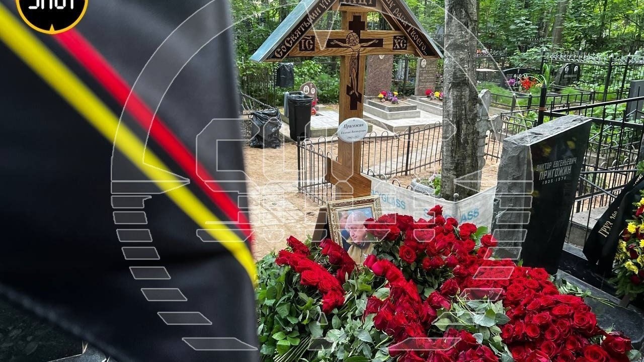 Евгения Пригожина похоронили рядом с могилой его отца - Виктора Пригожина