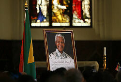 Тысячи людей со всего света приехали на прощание с Нельсоном Манделой