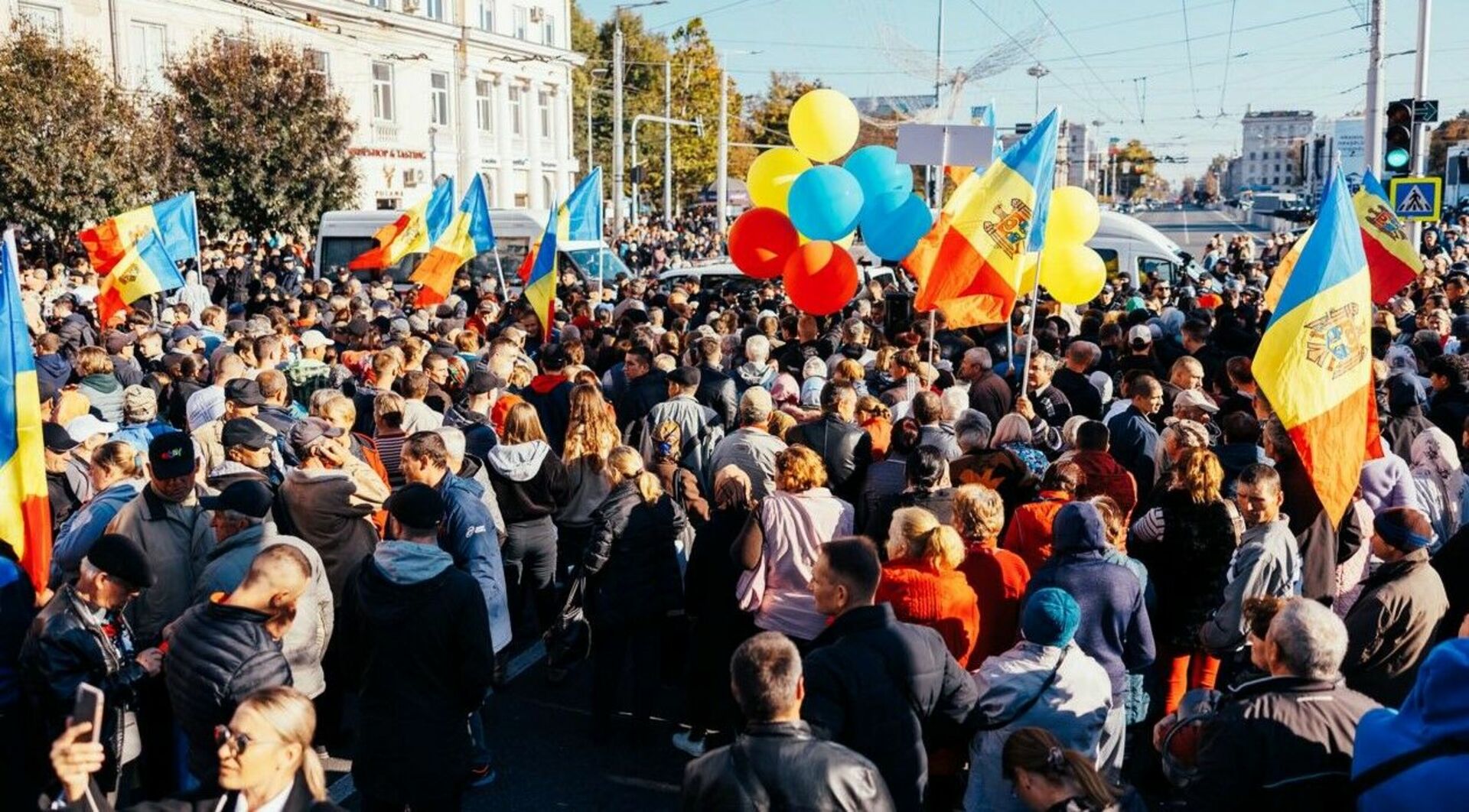 Новая оппозиция это. Люди на площади. Оппозиция Украины. Площадь Украины. Украинский оппозиционер.