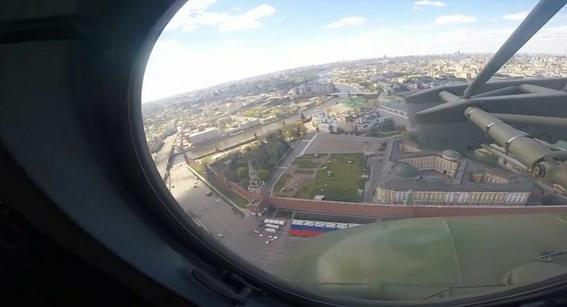В Сети появилось видео с воздушного парада на Красной площади