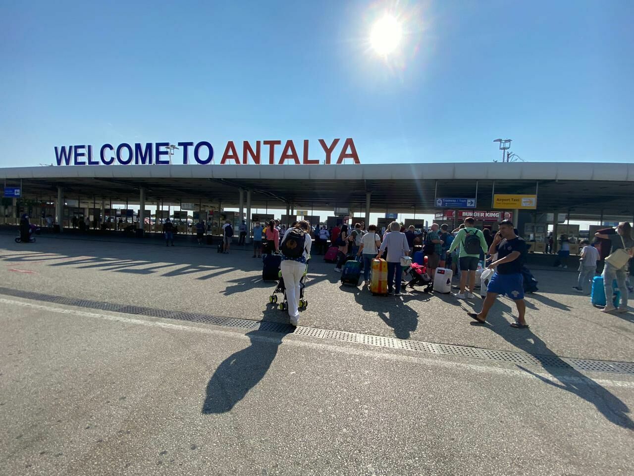 Эксперт: ручная кладь на рейсах в Турцию запрещена, но есть исключения