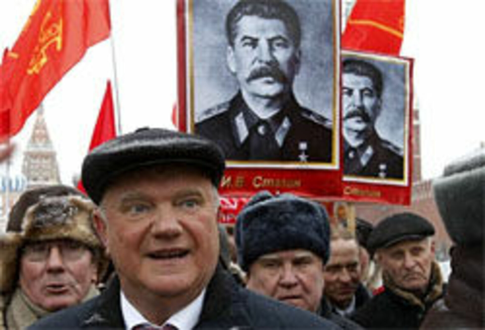 Неосталинизм характеризуется. КПРФ икона Сталина. Современные сталинисты. Советские вожди. Портрет Сталина на демонстрации.
