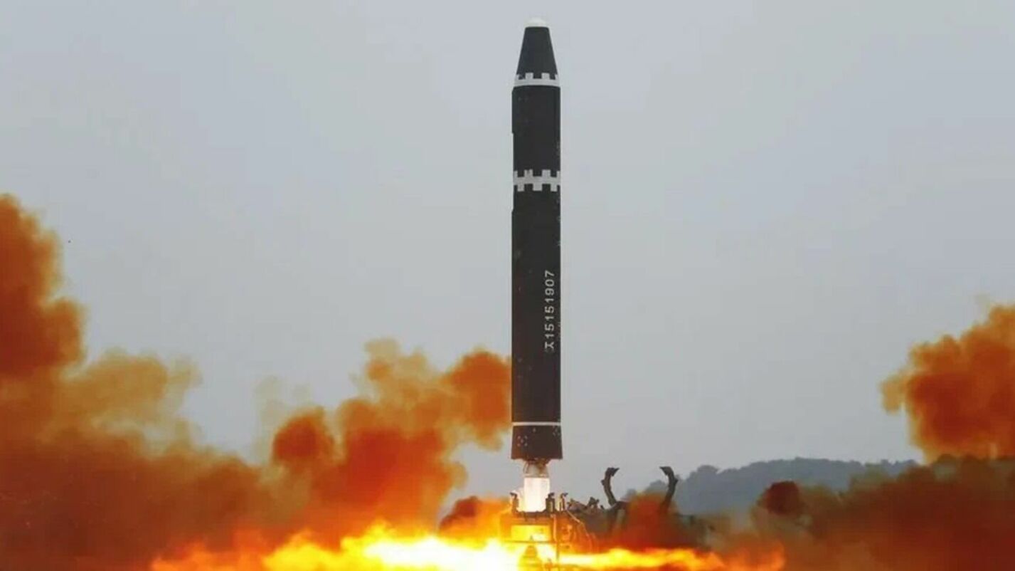 Запущенная КНДР баллистическая ракета пролетела 800 км