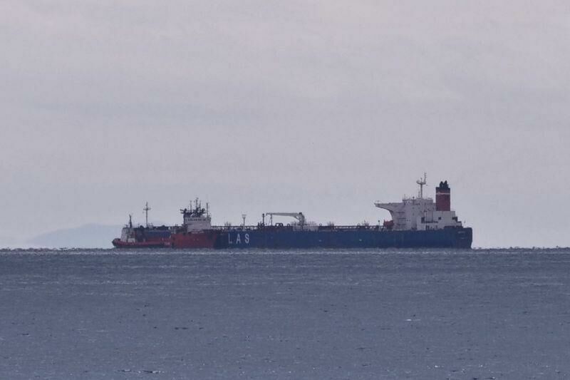 В проливе Дарданеллы танкер, следующий из России в Грецию, столкнулся с катером