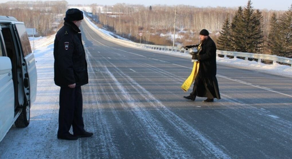 ГИБДД Красноярского края окропила аварийный участок дороги святой водой