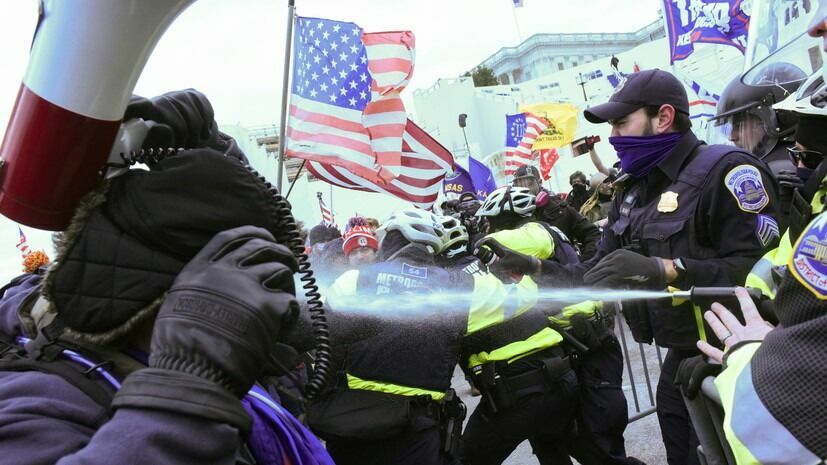 Полиция разгоняет демонстрантов газом