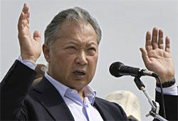 Президент Киргизии Бакиев подал в отставку и спрятался в Казахстане