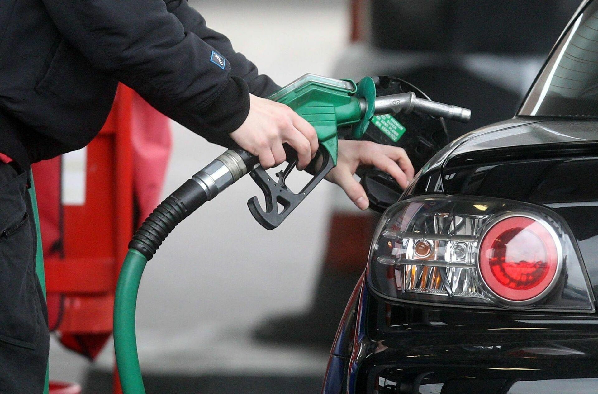 Очевидное - невероятное: бензин в России начал дешеветь