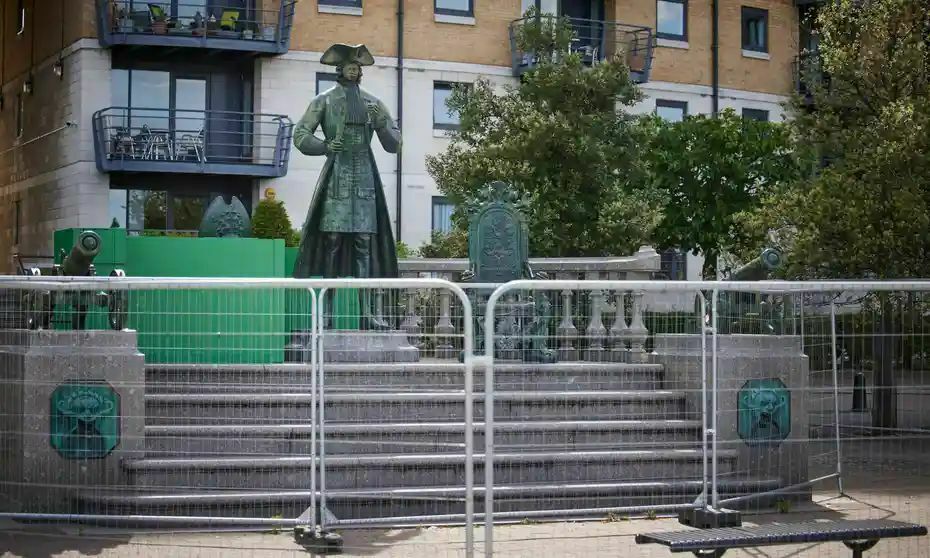 В Лондоне повреждена статуя Петра I, подаренная городу Владимиром Путиным