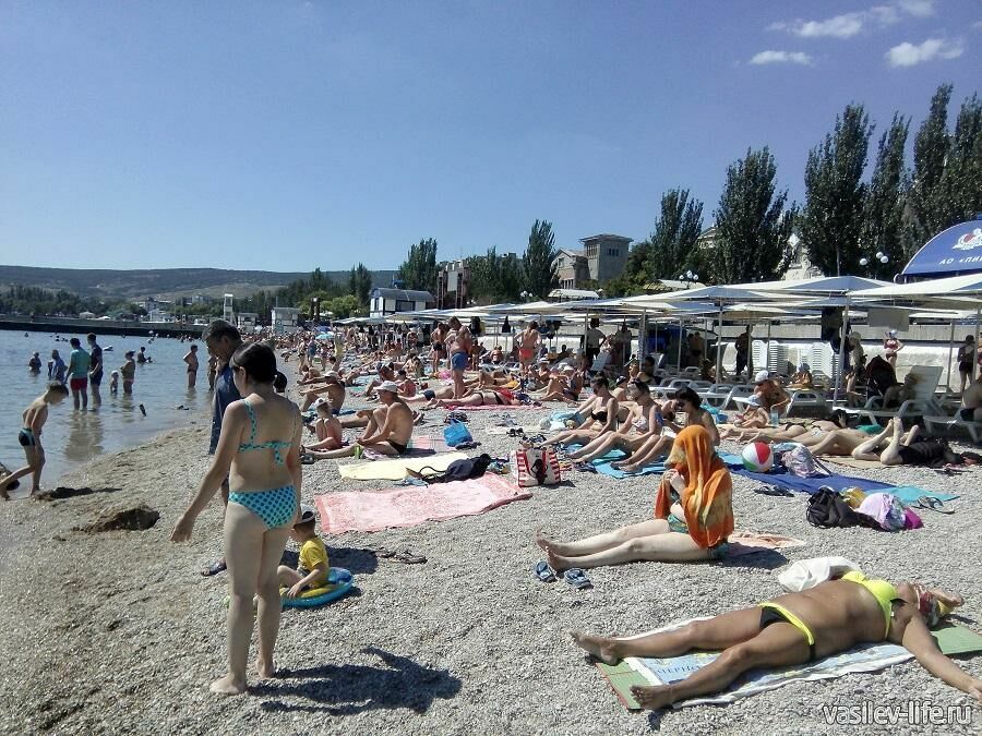 В Крыму решили освободить пляжи от платных шезлонгов