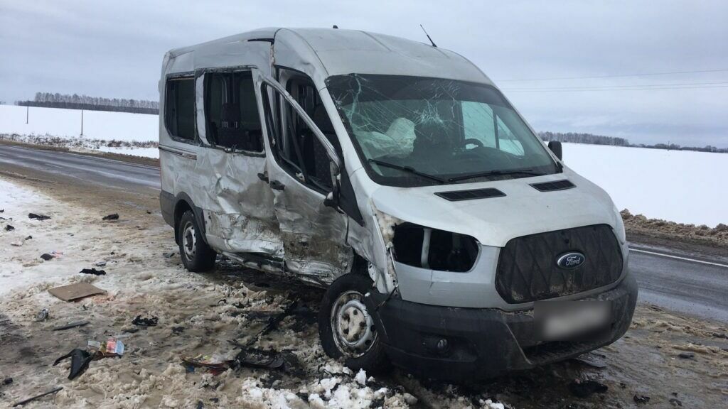 Подросток погиб при аварии с микроавтобусом в Брянской области