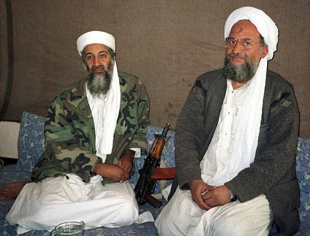 Справа Айман аз-Завахири, слева Бен-Ладен, убитый несколько лет назад 