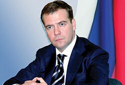 Медведев готовит отсрочку от армии для выпускников