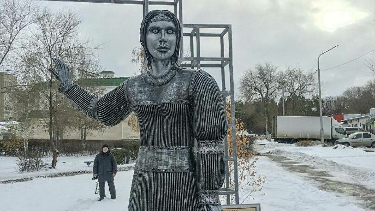 Памятник «постапокалиптичной» Аленке выкупит продюсер Андрей Разин